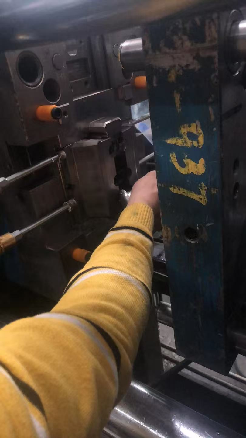 injection mold slide jamming caused by wear and poor lubrication