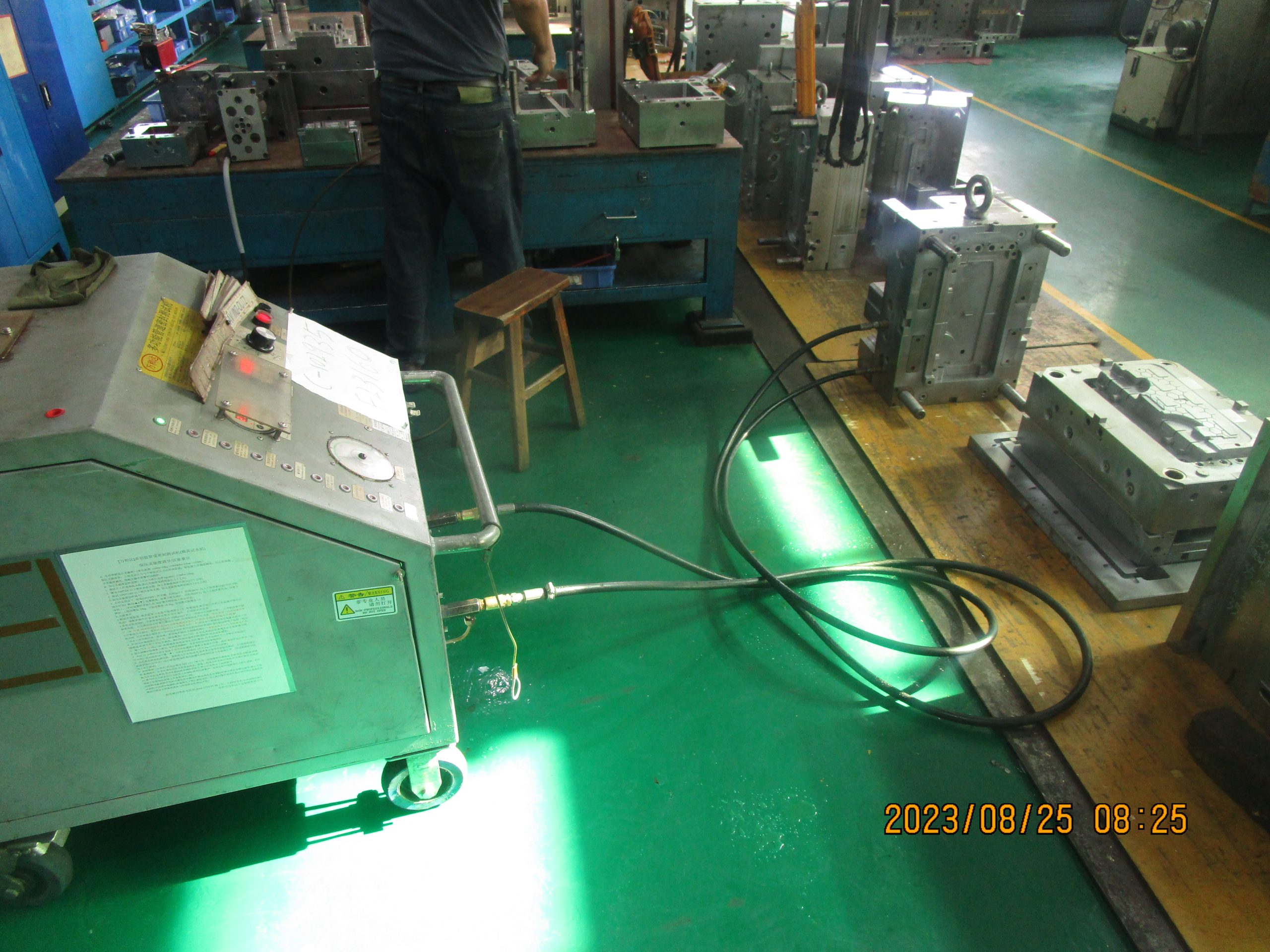 Injection mold cooling test with water flow and pressure measurement