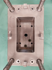 Injection mold plate deformation caused by pressure and insufficient mold support