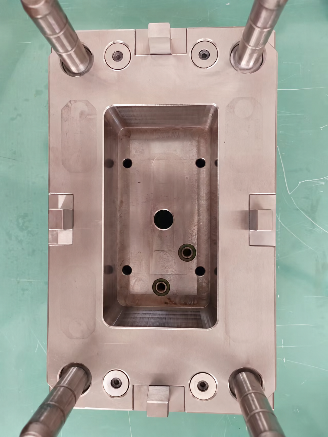 Injection mold plate deformation caused by pressure and insufficient mold support