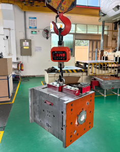 Plastic injection mold for custom plastic part production