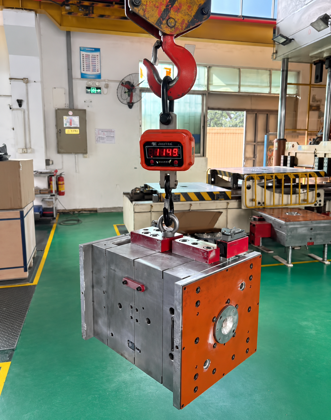 Plastic injection mold for custom plastic part production