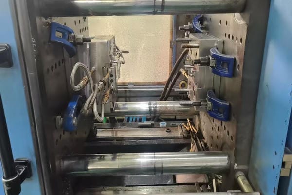 Production injection molding for high-volume plastic parts